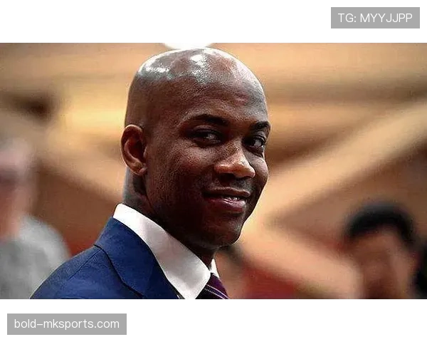 塞维利亚主帅的独特战术持续引领球队重返巅峰,球迷期待新赛季表现稳定 塞维利亚主帅的独特战术持续引领球队重返巅峰,球迷期待新赛季表现稳定