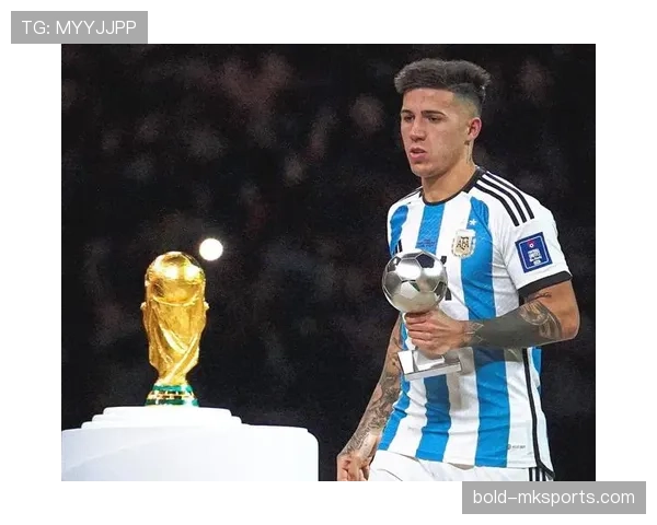 恩佐·费尔南德斯——身价能买楼，却吃着街边早餐，这反差把我笑趴下